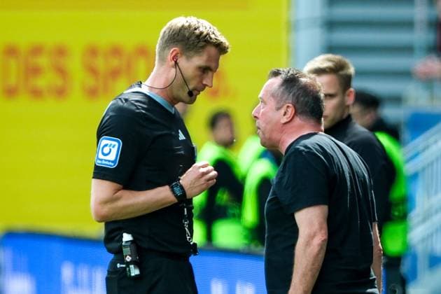 Markus Kauczinski (SV Wehen Wiesbaden, Trainer) bekommt gelb, GER, SV Wehen Wiesbaden vs. Fortuna Duesseldorf, Fussball, 2. Bundesliga, 29. Spieltag, Spielzeit 2023 2024, 13.04.2024. DFL REGULATIONS PROHIBIT ANY USE OF PHOTOGRAPHS AS IMAGE SEQUENCES AND OR QUASI-VIDEO GER, SV Wehen Wiesbaden vs. Fortuna Duesseldorf, Fussball, 2. Bundesliga, 29. Spieltag, Spielzeit 2023 2024, 13.04.2024. Wiesbaden