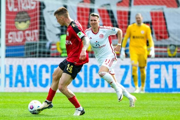 Franko Kovacevic (SV Wehen Wiesbaden, 14) am Ball, Felix Klaus (Fortuna Duesseldorf, 11), GER, SV Wehen Wiesbaden vs. Fortuna Duesseldorf, Fussball, 2. Bundesliga, 29. Spieltag, Spielzeit 2023 2024, 13.04.2024. DFL REGULATIONS PROHIBIT ANY USE OF PHOTOGRAPHS AS IMAGE SEQUENCES AND OR QUASI-VIDEO GER, SV Wehen Wiesbaden vs. Fortuna Duesseldorf, Fussball, 2. Bundesliga, 29. Spieltag, Spielzeit 2023 2024, 13.04.2024. Wiesbaden