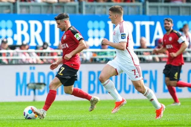 Robin Heußer (SV Wehen Wiesbaden, 7) im Zweikampf mit Cristos Tzolis (Fortuna Duesseldorf, 07), GER, SV Wehen Wiesbaden vs. Fortuna Duesseldorf, Fussball, 2. Bundesliga, 29. Spieltag, Spielzeit 2023 2024, 13.04.2024. DFL REGULATIONS PROHIBIT ANY USE OF PHOTOGRAPHS AS IMAGE SEQUENCES AND OR QUASI-VIDEO GER, SV Wehen Wiesbaden vs. Fortuna Duesseldorf, Fussball, 2. Bundesliga, 29. Spieltag, Spielzeit 2023 2024, 13.04.2024. Wiesbaden