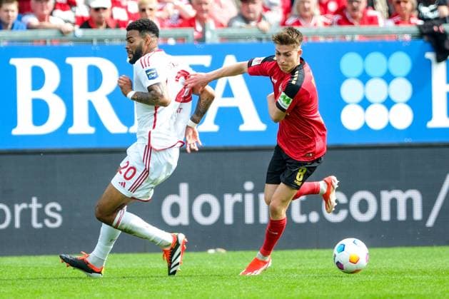 Nick Baetzner (SV Wehen Wiesbaden, 8) im Zweikampf mit Jamil Siebert (Fortuna Duesseldorf, 20), GER, SV Wehen Wiesbaden vs. Fortuna Duesseldorf, Fussball, 2. Bundesliga, 29. Spieltag, Spielzeit 2023 2024, 13.04.2024. DFL REGULATIONS PROHIBIT ANY USE OF PHOTOGRAPHS AS IMAGE SEQUENCES AND OR QUASI-VIDEO GER, SV Wehen Wiesbaden vs. Fortuna Duesseldorf, Fussball, 2. Bundesliga, 29. Spieltag, Spielzeit 2023 2024, 13.04.2024. Wiesbaden