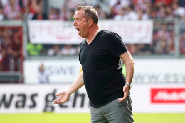 13.04.2024, xavx, Fussball 2.Bundesliga, SV Wehen Wiesbaden - Fortuna Düsseldorf emspor, v.l. Trainer Markus Kauczinski (SV Wehen Wiesbaden) gibt Anweisungen, gestikuliert, mit den Armen gestikulieren, gives instructions, gesticulate. Emotional, Emotionen (DFL DFB REGULATIONS PROHIBIT ANY USE OF PHOTOGRAPHS as IMAGE SEQUENCES and or QUASI-VIDEO) Wiesbaden