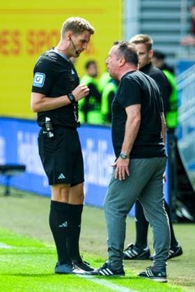 Markus Kauczinski (SV Wehen Wiesbaden, Trainer) bekommt gelb, GER, SV Wehen Wiesbaden vs. Fortuna Duesseldorf, Fussball, 2. Bundesliga, 29. Spieltag, Spielzeit 2023 2024, 13.04.2024. DFL REGULATIONS PROHIBIT ANY USE OF PHOTOGRAPHS AS IMAGE SEQUENCES AND OR QUASI-VIDEO GER, SV Wehen Wiesbaden vs. Fortuna Duesseldorf, Fussball, 2. Bundesliga, 29. Spieltag, Spielzeit 2023 2024, 13.04.2024. Wiesbaden