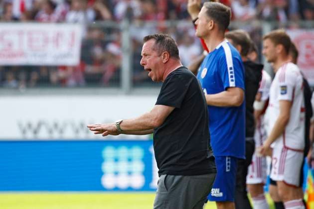 13.04.2024, xavx, Fussball 2.Bundesliga, SV Wehen Wiesbaden - Fortuna Düsseldorf emspor, v.l. Trainer Markus Kauczinski (SV Wehen Wiesbaden) gibt Anweisungen, gestikuliert, mit den Armen gestikulieren, gives instructions, gesticulate. (DFL DFB REGULATIONS PROHIBIT ANY USE OF PHOTOGRAPHS as IMAGE SEQUENCES and or QUASI-VIDEO) Wiesbaden