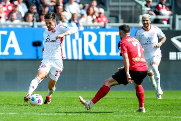 Shinta Appelkamp (Fortuna Duesseldorf, 23) im Zweikampf mit Robin Heußer (SV Wehen Wiesbaden, 7), GER, SV Wehen Wiesbaden vs. Fortuna Duesseldorf, Fussball, 2. Bundesliga, 29. Spieltag, Spielzeit 2023 2024, 13.04.2024. DFL REGULATIONS PROHIBIT ANY USE OF PHOTOGRAPHS AS IMAGE SEQUENCES AND OR QUASI-VIDEO GER, SV Wehen Wiesbaden vs. Fortuna Duesseldorf, Fussball, 2. Bundesliga, 29. Spieltag, Spielzeit 2023 2024, 13.04.2024. Wiesbaden