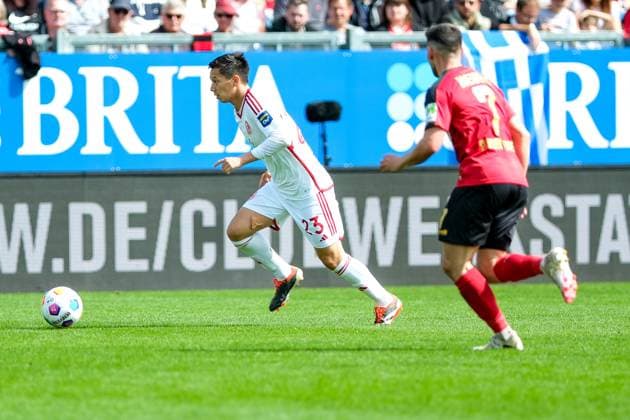 Shinta Appelkamp (Fortuna Duesseldorf, 23) am Ball, Robin Heußer (SV Wehen Wiesbaden, 7), GER, SV Wehen Wiesbaden vs. Fortuna Duesseldorf, Fussball, 2. Bundesliga, 29. Spieltag, Spielzeit 2023 2024, 13.04.2024. DFL REGULATIONS PROHIBIT ANY USE OF PHOTOGRAPHS AS IMAGE SEQUENCES AND OR QUASI-VIDEO GER, SV Wehen Wiesbaden vs. Fortuna Duesseldorf, Fussball, 2. Bundesliga, 29. Spieltag, Spielzeit 2023 2024, 13.04.2024. Wiesbaden