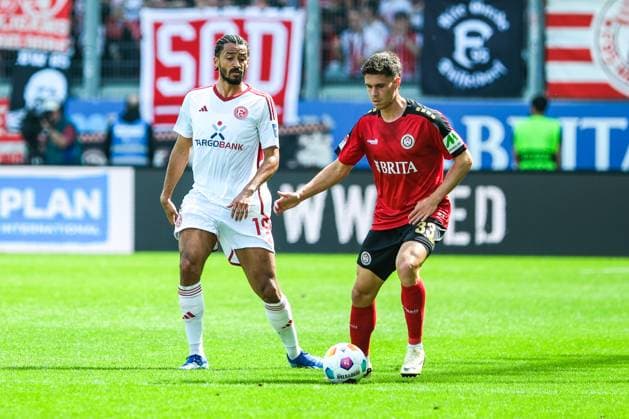 John Iredale (SV Wehen Wiesbaden, 33) im Zweikampf mit Emmanuel Iyoha (Fortuna Duesseldorf, 19), GER, SV Wehen Wiesbaden vs. Fortuna Duesseldorf, Fussball, 2. Bundesliga, 29. Spieltag, Spielzeit 2023 2024, 13.04.2024. DFL REGULATIONS PROHIBIT ANY USE OF PHOTOGRAPHS AS IMAGE SEQUENCES AND OR QUASI-VIDEO GER, SV Wehen Wiesbaden vs. Fortuna Duesseldorf, Fussball, 2. Bundesliga, 29. Spieltag, Spielzeit 2023 2024, 13.04.2024. Wiesbaden