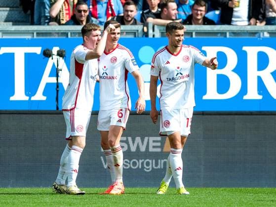 Fortuna Duesseldorf bejubelt das Tor zum 0:2 durch Yannik Engelhardt (Fortuna Duesseldorf, 06), GER, SV Wehen Wiesbaden vs. Fortuna Duesseldorf, Fussball, 2. Bundesliga, 29. Spieltag, Spielzeit 2023 2024, 13.04.2024. DFL REGULATIONS PROHIBIT ANY USE OF PHOTOGRAPHS AS IMAGE SEQUENCES AND OR QUASI-VIDEO GER, SV Wehen Wiesbaden vs. Fortuna Duesseldorf, Fussball, 2. Bundesliga, 29. Spieltag, Spielzeit 2023 2024, 13.04.2024. Wiesbaden