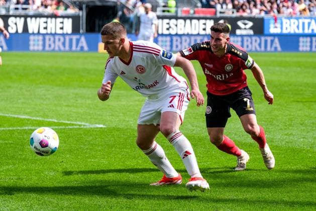 Cristos Tzolis (Fortuna Duesseldorf, 07) im Zweikampf mit Robin Heußer (SV Wehen Wiesbaden, 7), GER, SV Wehen Wiesbaden vs. Fortuna Duesseldorf, Fussball, 2. Bundesliga, 29. Spieltag, Spielzeit 2023 2024, 13.04.2024. DFL REGULATIONS PROHIBIT ANY USE OF PHOTOGRAPHS AS IMAGE SEQUENCES AND OR QUASI-VIDEO GER, SV Wehen Wiesbaden vs. Fortuna Duesseldorf, Fussball, 2. Bundesliga, 29. Spieltag, Spielzeit 2023 2024, 13.04.2024. Wiesbaden