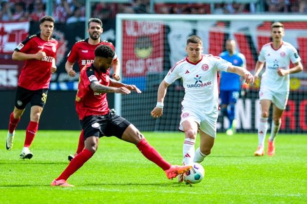 Martin Angha (SV Wehen Wiesbaden, 2) im Zweikampf mit Cristos Tzolis (Fortuna Duesseldorf, 07), GER, SV Wehen Wiesbaden vs. Fortuna Duesseldorf, Fussball, 2. Bundesliga, 29. Spieltag, Spielzeit 2023 2024, 13.04.2024. DFL REGULATIONS PROHIBIT ANY USE OF PHOTOGRAPHS AS IMAGE SEQUENCES AND OR QUASI-VIDEO GER, SV Wehen Wiesbaden vs. Fortuna Duesseldorf, Fussball, 2. Bundesliga, 29. Spieltag, Spielzeit 2023 2024, 13.04.2024. Wiesbaden