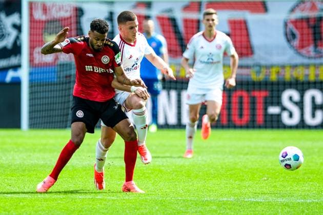Martin Angha (SV Wehen Wiesbaden, 2) im Zweikampf mit Cristos Tzolis (Fortuna Duesseldorf, 07), GER, SV Wehen Wiesbaden vs. Fortuna Duesseldorf, Fussball, 2. Bundesliga, 29. Spieltag, Spielzeit 2023 2024, 13.04.2024. DFL REGULATIONS PROHIBIT ANY USE OF PHOTOGRAPHS AS IMAGE SEQUENCES AND OR QUASI-VIDEO GER, SV Wehen Wiesbaden vs. Fortuna Duesseldorf, Fussball, 2. Bundesliga, 29. Spieltag, Spielzeit 2023 2024, 13.04.2024. Wiesbaden