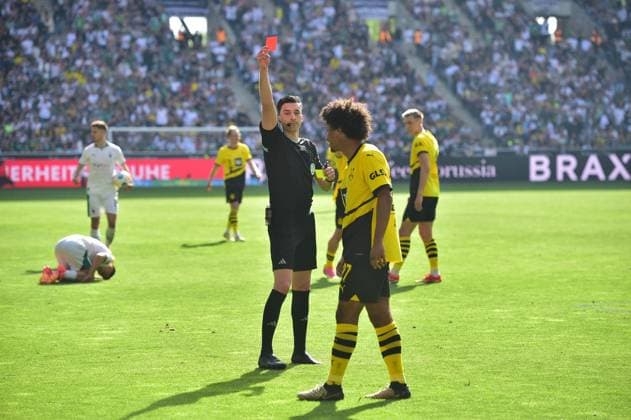 Sport Themen der Woche KW15 Sport Bilder des Tages 13.04.2024; Moenchengladbach; Fussball, Herren, 1. Fussball-Bundesliga, Saison 2023 2024, Borussia Moenchengladbach vs. Borussia Dortmund Schiedsrichter Florian Badstuebner zeigt Karim Adeyemi (Dortmund, vorne) die gelb rote Karte DFL regulations prohibit any use of photographs as image sequences and or quasi-video. Borussia-Park NRW Deutschland *** 13 04 2024 Moenchengladbach Football, Men, 1 Soccer Bundesliga, Season 2023 2024, Borussia Moenchengladbach vs Borussia Dortmund Referee Florian Badstuebner shows Karim Adeyemi Dortmund, in front the yellow red card DFL regulations prohibit any use of photographs as image sequences and or quasi video Borussia Park NRW Germany