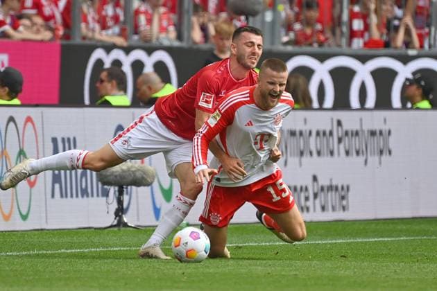 Sargis ADAMYAN (1.FC Koeln), Aktion,Zweikampf gegen Eric DIER (Bayern Muenchen). Fussball 1. Bundesliga Saison 2023 2024, 29.Spieltag, Spieltag29, FC Bayern Muenchen - 1.FC Koeln am 12.04.2024 , A L L I A N Z A R E N A