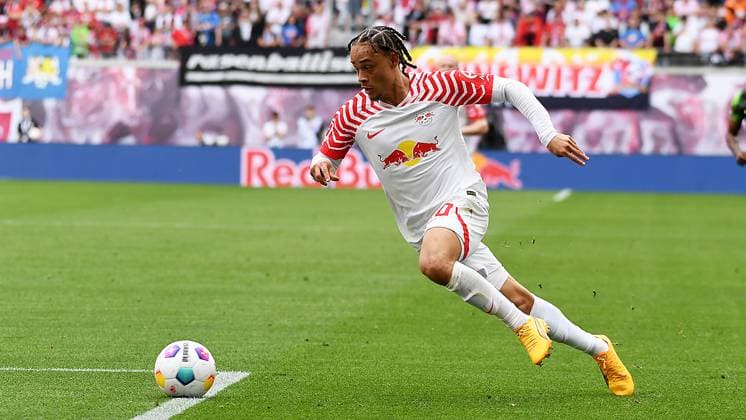 Fußball, 1. Bundesliga Saison 2023 2024, 29. Spieltag RB Leipzig vs. VfL Wolfsburg (13.04.2024) Xavi Simons (Offensives Mittelfeld RB Leipzig, Rueckennummer 20, 20) mit einem Sprint am Ball beim Spiel RB Leipzig gegen VfL Wolfsburg (13.04.2024) Leipzig Sachsen Deutschland Red Bull Arena
