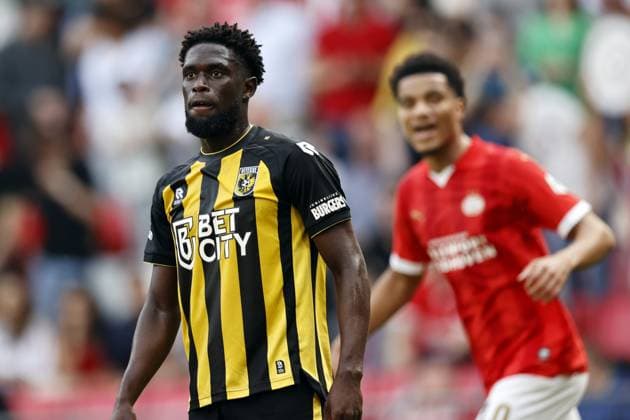 EINDHOVEN - Carlens Arcus of Vitesse during the Dutch Eredivisie match between PSV Eindhoven and Vitesse Arnhem at the Phillips stadium on April 13, 2024 in Eindhoven, Netherlands. ANP MAURICE VAN STEEN Dutch Eredivisie 2023 2024 xVIxANPxSportx xxANPxIVx 495903677 originalFilename: 495903677.jpg