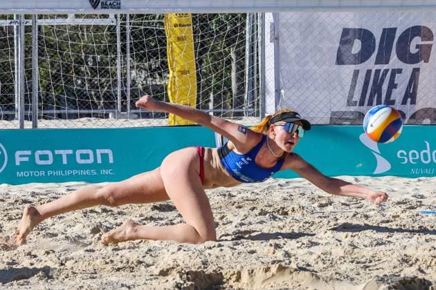 (240413) -- LAGUNA PROVINCE, April 13, 2024 -- Sweden s Malin Bergholm saves the ball during the women s quarterfinal between Danielle Quigley Olivia MacDonald of New Zealand and Louise Maneskold Malin Bergholm of Sweden at the Volleyball World Beach Pro Tour Futures in Laguna Province, the Philippines, April 13, 2024. ) (SP)THE PHILIPPINES-LAGUNA PROVINCE Beach volleyball, Beachvolleyball BEACH PRO TOUR FUTURES-QUARTERFINALS RouellexUmali 
