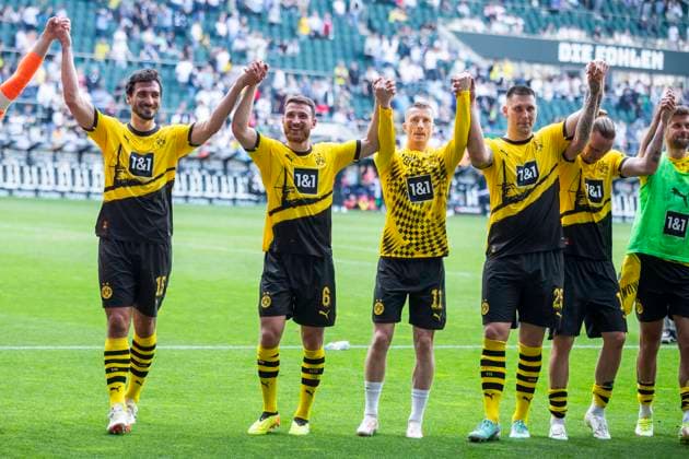 1. Fußball Bundesliga: Borussia Mönchengladbach - Borussia Dortmund; 13.04.2024 Mats Hummels (Borussia Dortmund, 15), Salih Özcan (Borussia Dortmund, 6), Marco Reus (Borussia Dortmund, 11), Niklas Süle (Borussia Dortmund, 25), Marius Wolf (Borussia Dortmund, 17) feiern den Sieg mit den Fans. 1. Fußball Bundesliga, Borussia Mönchengladbach - Borussia Dortmund, Bundesliga, 29. Spieltag, am 13.04.2024, Borussia-Park, Mönchengladbach. DFL regulations prohibit any use of photographs as image sequences and or quasi-video *** 1 Bundesliga Borussia Mönchengladbach Borussia Dortmund 13 04 2024 Mats Hummels Borussia Dortmund, 15 , Salih Özcan Borussia Dortmund, 6 , Marco Reus Borussia Dortmund, 11 , Niklas Süle Borussia Dortmund, 25 , Marius Wolf Borussia Dortmund, 17 celebrate the victory with the fans 1 Fußball Bundesliga, Borussia Mönchengladbach Borussia Dortmund, Bundesliga, 29 Spieltag, am 13 04 2024, Borussia Park, Mönchengladbach DFL regulations prohibit any use of photographs as image sequences and or quasi video Copyright: xBEAUTIFULxSPORTS Meuselx