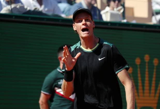 Tennis, ATP-Turnier in Monte Carlo DEMI ROLEX MONTE-CARLO MASTERS TSITSIPAS-SINNER PHOTOPQR NICE MATIN Jean François Ottonello ; Roquebrune-Cap-Martin ; 13 04 2024 ; Demi-finale Rolex Monte-Carlo Masters - Stefanos Tsitsipas (GRE en rouge) vs Jannik Sinner (ITA en noir) Roquebrune-Cap-Martin France  Copyright: xPHOTOPQR NICExMATIN MAXPPPxJeanxFrançoisxOttonellox 20240413NIM7457 20240413NIM7457