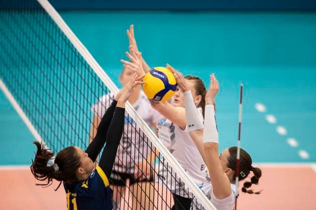 2. Bundesliga Frauen Pro: Schwarz-Weiss Erfurt vs. DSHS SnowTrex Köln; 13.04.2024 Annika Stenchly ( 11; DSHS SnowTrex Köln) gegen Lara Alyssa Darowski ( 13; Schwarz-Weiss Erfurt) (vorne) und Ashlyn Maye Blotzer ( 7; Schwarz-Weiss Erfurt) (dahinter)2. Bundesliga Frauen Pro: Schwarz-Weiss Erfurt vs. DSHS SnowTrex Köln; Riethsporthalle Erfurt; 13.04.2024 Copyright: xBEAUTIFULxSPORTS Duehringx