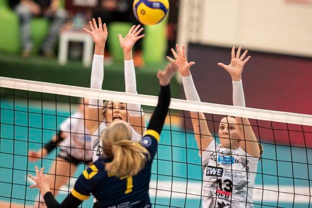2. Bundesliga Frauen Pro: Schwarz-Weiss Erfurt vs. DSHS SnowTrex Köln; 13.04.2024 Emelie Siegner ( 7; DSHS SnowTrex Köln) gegen Silvie Pavlová ( 4; Schwarz-Weiss Erfurt) (links) und Lara Alyssa Darowski ( 13; Schwarz-Weiss Erfurt) (rechts) 2. Bundesliga Frauen Pro: Schwarz-Weiss Erfurt vs. DSHS SnowTrex Köln; Riethsporthalle Erfurt; 13.04.2024 Copyright: xBEAUTIFULxSPORTS Duehringx