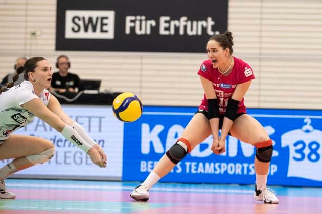 2. Bundesliga Frauen Pro: Schwarz-Weiss Erfurt vs. DSHS SnowTrex Köln; 13.04.2024 Lara Alyssa Darowski ( 13; Schwarz-Weiss Erfurt) (links) und Mia Anna Stauß ( 11; Schwarz-Weiss Erfurt) (rechts) 2. Bundesliga Frauen Pro: Schwarz-Weiss Erfurt vs. DSHS SnowTrex Köln; Riethsporthalle Erfurt; 13.04.2024 Copyright: xBEAUTIFULxSPORTS Duehringx