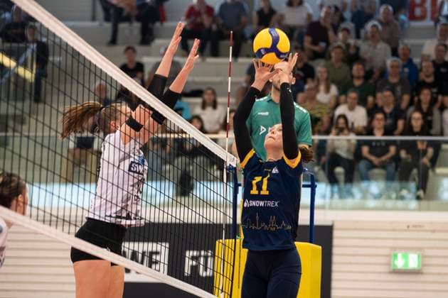 2. Bundesliga Frauen Pro: Schwarz-Weiss Erfurt vs. DSHS SnowTrex Köln; 13.04.2024 Pia Mohr ( 10; Schwarz-Weiss Erfurt) gegen Annika Stenchly ( 11; DSHS SnowTrex Köln) 2. Bundesliga Frauen Pro: Schwarz-Weiss Erfurt vs. DSHS SnowTrex Köln; Riethsporthalle Erfurt; 13.04.2024 Copyright: xBEAUTIFULxSPORTS Duehringx