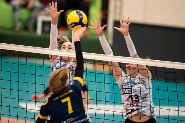 2. Bundesliga Frauen Pro: Schwarz-Weiss Erfurt vs. DSHS SnowTrex Köln; 13.04.2024 Emelie Siegner ( 7; DSHS SnowTrex Köln) gegen Silvie Pavlová ( 4; Schwarz-Weiss Erfurt) (links) und Lara Alyssa Darowski ( 13; Schwarz-Weiss Erfurt) (rechts) 2. Bundesliga Frauen Pro: Schwarz-Weiss Erfurt vs. DSHS SnowTrex Köln; Riethsporthalle Erfurt; 13.04.2024 Copyright: xBEAUTIFULxSPORTS Duehringx