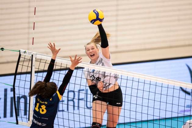 2. Bundesliga Frauen Pro: Schwarz-Weiss Erfurt vs. DSHS SnowTrex Köln; 13.04.2024 Sina Stöckmann ( 8; Schwarz-Weiss Erfurt) gegen Julia Van den Berghen ( 18; DSHS SnowTrex Köln) 2. Bundesliga Frauen Pro: Schwarz-Weiss Erfurt vs. DSHS SnowTrex Köln; Riethsporthalle Erfurt; 13.04.2024 Copyright: xBEAUTIFULxSPORTS Duehringx