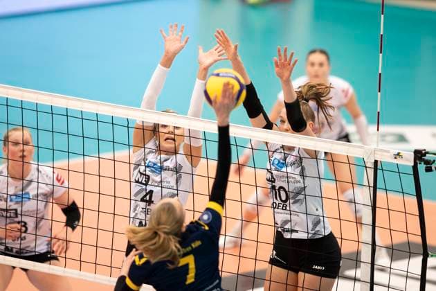 2. Bundesliga Frauen Pro: Schwarz-Weiss Erfurt vs. DSHS SnowTrex Köln; 13.04.2024 Emelie Siegner ( 7; DSHS SnowTrex Köln) gegen Silvie Pavlová ( 4; Schwarz-Weiss Erfurt) (links) und Pia Mohr ( 10; Schwarz-Weiss Erfurt) (rechts) 2. Bundesliga Frauen Pro: Schwarz-Weiss Erfurt vs. DSHS SnowTrex Köln; Riethsporthalle Erfurt; 13.04.2024 Copyright: xBEAUTIFULxSPORTS Duehringx