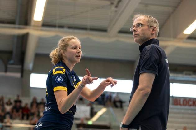 2. Bundesliga Frauen Pro: Schwarz-Weiss Erfurt vs. DSHS SnowTrex Köln; 13.04.2024 Jimmy Czimek (Trainer; DSHS SnowTrex Köln) und Viola Torliene ( 14; DSHS SnowTrex Köln) 2. Bundesliga Frauen Pro: Schwarz-Weiss Erfurt vs. DSHS SnowTrex Köln; Riethsporthalle Erfurt; 13.04.2024 Copyright: xBEAUTIFULxSPORTS Duehringx