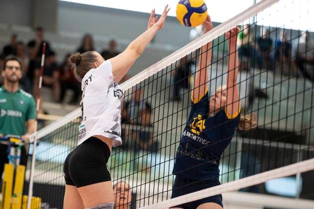 2. Bundesliga Frauen Pro: Schwarz-Weiss Erfurt vs. DSHS SnowTrex Köln; 13.04.2024 Isabella Noble ( 5; Schwarz-Weiss Erfurt) gegen Viola Torliene ( 14; DSHS SnowTrex Köln) 2. Bundesliga Frauen Pro: Schwarz-Weiss Erfurt vs. DSHS SnowTrex Köln; Riethsporthalle Erfurt; 13.04.2024 Copyright: xBEAUTIFULxSPORTS Duehringx