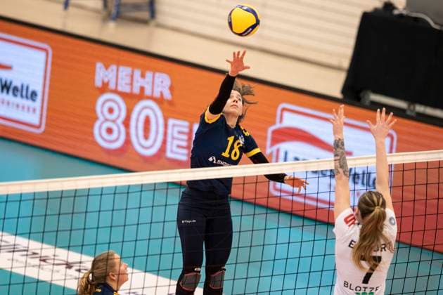 2. Bundesliga Frauen Pro: Schwarz-Weiss Erfurt vs. DSHS SnowTrex Köln; 13.04.2024 Julia Van den Berghen ( 18; DSHS SnowTrex Köln) gegen Ashlyn Maye Blotzer ( 7; Schwarz-Weiss Erfurt) 2. Bundesliga Frauen Pro: Schwarz-Weiss Erfurt vs. DSHS SnowTrex Köln; Riethsporthalle Erfurt; 13.04.2024 Copyright: xBEAUTIFULxSPORTS Duehringx