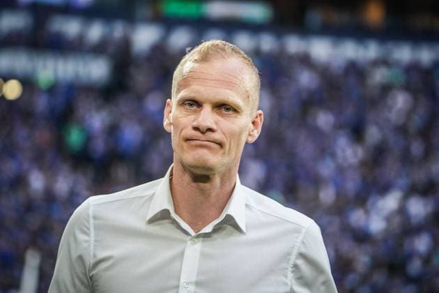 Fußball: 2. Bundesliga 2023 2024, 29. Spieltag, FC Schalke 04 - 1. FC Nürnberg - Veltins Arena, Gelsenkirchen: Schalkes Trainer Karel Geraerts Gelsenkirchen Veltins-Arena Deutschland
