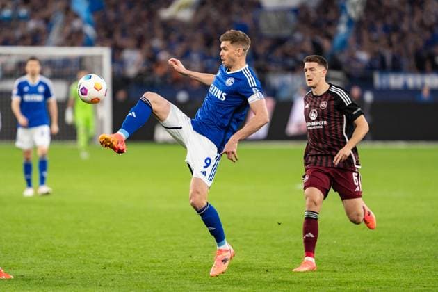 GER, 2. FBL, FC Schalke 04 vs 1.FC Nürnberg Nuernberg 13.04.2024, Veltins-Arena, Gelsenkirchen, GER, 2. FBL, FC Schalke 04 vs 1.FC Nürnberg Nuernberg Im Bild: Simon Terodde (FC Schalke 04, 9) Einzelaktion; Ganzkörper Ganzkoerper ; Ball am Fuss;