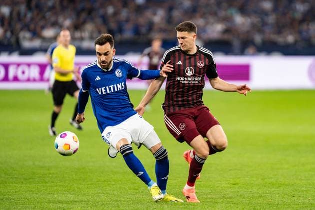 GER, 2. FBL, FC Schalke 04 vs 1.FC Nürnberg Nuernberg 13.04.2024, Veltins-Arena, Gelsenkirchen, GER, 2. FBL, FC Schalke 04 vs 1.FC Nürnberg Nuernberg Im Bild: Zweikampf zwischen Kenan Karaman (FC Schalke 04, 19) und Florian Flick (1.FC Nürnberg Nuernberg, 6)