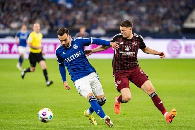 GER, 2. FBL, FC Schalke 04 vs 1.FC Nürnberg Nuernberg 13.04.2024, Veltins-Arena, Gelsenkirchen, GER, 2. FBL, FC Schalke 04 vs 1.FC Nürnberg Nuernberg Im Bild: Zweikampf zwischen Kenan Karaman (FC Schalke 04, 19) und Florian Flick (1.FC Nürnberg Nuernberg, 6)