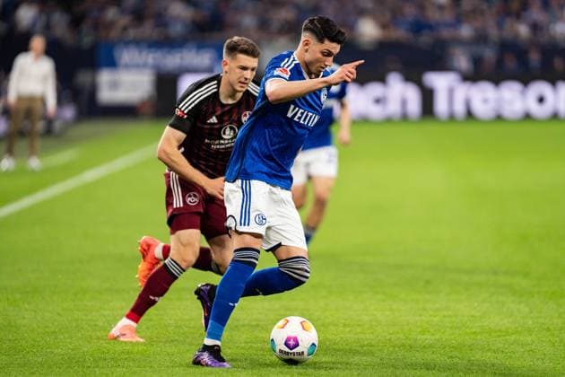 GER, 2. FBL, FC Schalke 04 vs 1.FC Nürnberg Nuernberg 13.04.2024, Veltins-Arena, Gelsenkirchen, GER, 2. FBL, FC Schalke 04 vs 1.FC Nürnberg Nuernberg Im Bild: Yusuf KabadayÄ± (FC Schalke 04, 17) Einzelaktion; Ganzkörper Ganzkoerper ; Ball am Fuss;