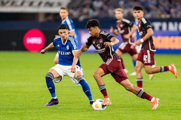GER, 2. FBL, FC Schalke 04 vs 1.FC Nürnberg Nuernberg 13.04.2024, Veltins-Arena, Gelsenkirchen, GER, 2. FBL, FC Schalke 04 vs 1.FC Nürnberg Nuernberg Im Bild: Jan Gyamerah (1.FC Nürnberg Nuernberg, 28) Einzelaktion; Ganzkörper Ganzkoerper ; Ball am Fuss; Yusuf KabadayÄ± (FC Schalke 04, 17)