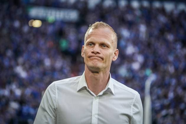 Fußball: 2. Bundesliga 2023 2024, 29. Spieltag, FC Schalke 04 - 1. FC Nürnberg - Veltins Arena, Gelsenkirchen: Schalkes Trainer Karel Geraerts Gelsenkirchen Veltins-Arena Deutschland