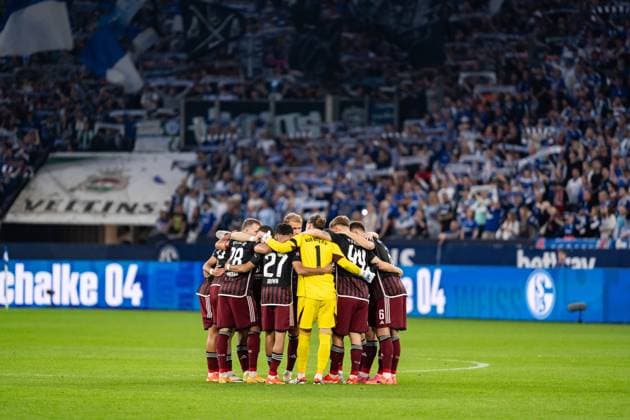 GER, 2. FBL, FC Schalke 04 vs 1.FC Nürnberg Nuernberg 13.04.2024, Veltins-Arena, Gelsenkirchen, GER, 2. FBL, FC Schalke 04 vs 1.FC Nürnberg Nuernberg Im Bild: 1.FC Nürnberg Nuernberg mit Kreis vor dem Spiel