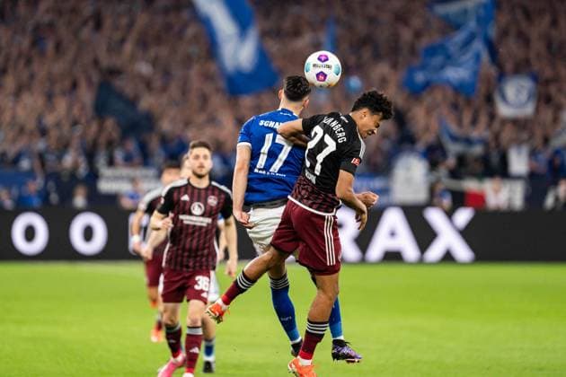 GER, 2. FBL, FC Schalke 04 vs 1.FC Nürnberg Nuernberg 13.04.2024, Veltins-Arena, Gelsenkirchen, GER, 2. FBL, FC Schalke 04 vs 1.FC Nürnberg Nuernberg Im Bild: Kopfballduell Kopfball Zweikampf zwischen Yusuf KabadayÄ± (FC Schalke 04, 17) Jens Castrop (1.FC Nürnberg Nuernberg, 17)