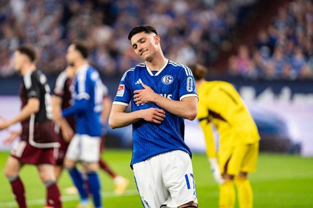 GER, 2. FBL, FC Schalke 04 vs 1.FC Nürnberg Nuernberg 13.04.2024, Veltins-Arena, Gelsenkirchen, GER, 2. FBL, FC Schalke 04 vs 1.FC Nürnberg Nuernberg Im Bild: Yusuf KabadayÄ± (FC Schalke 04, 17) Gestik, Mimik, Emotionen, ärgert sich über vergebene Chance, sauer, traurig