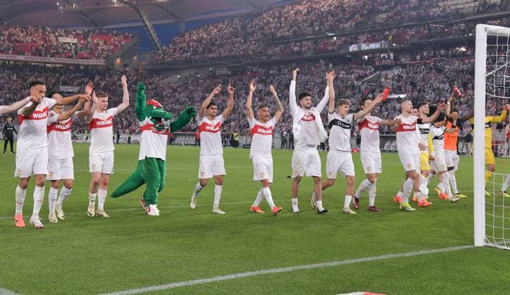 13.04.2024, xblx, Fussball 1.Bundesliga, VfB Stuttgart - Eintracht Frankfurt emspor, v.l. Stuttgart feiert feiern den Sieg mit den Fans (DFL DFB REGULATIONS PROHIBIT ANY USE OF PHOTOGRAPHS as IMAGE SEQUENCES and or QUASI-VIDEO) Stuttgart *** 13 04 2024, xblx, Soccer 1 Bundesliga, VfB Stuttgart Eintracht Frankfurt emspor, v l Stuttgart celebrates the victory with the fans DFL DFB REGULATIONS PROHIBIT ANY USE OF PHOTOGRAPHS as IMAGE SEQUENCES and or QUASI VIDEO Stuttgart