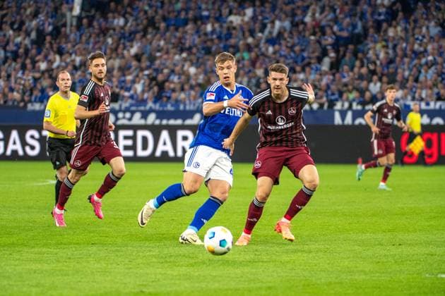 2. Fussball Bundesliga: FC Schalke 04 - 1. FC Nürnberg; 13.04.2024 Keke Topp (FC Schalke 04, 42) im Zweikampf mit Florian Flick (1. FC Nürnberg, 6); 2. Fussball Bundesliga. FC Schalke 04 - 1. FC Nürnberg, 29. Spieltag, am 13.04.2024, Veltins Arena, Gelsenkirchen. DFL REGULATIONS PROHIBIT ANY USE OF PHOTOGRAPHS AS IMAGE SEQUENCES AND OR QUASI-VIDEO.