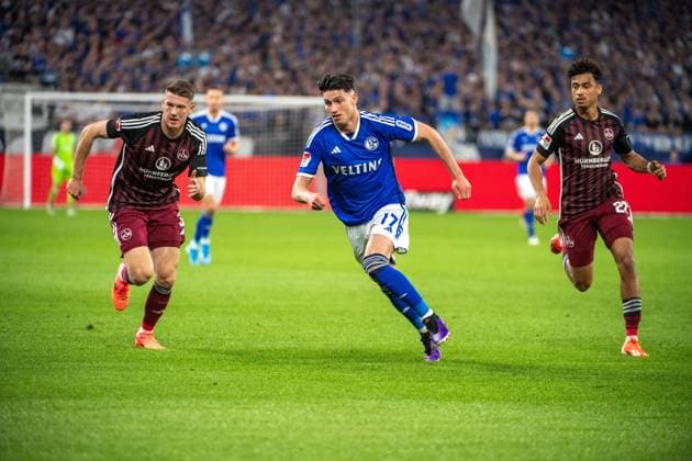 2. Fussball Bundesliga: FC Schalke 04 - 1. FC Nürnberg; 13.04.2024 Yusuf Kabadayi (FC Schalke 04, 17), Nathaniel Brown (1. FC Nürnberg, 27); 2. Fussball Bundesliga. FC Schalke 04 - 1. FC Nürnberg, 29. Spieltag, am 13.04.2024, Veltins Arena, Gelsenkirchen. DFL REGULATIONS PROHIBIT ANY USE OF PHOTOGRAPHS AS IMAGE SEQUENCES AND OR QUASI-VIDEO.