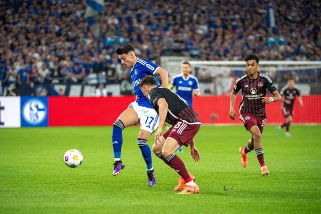 2. Fussball Bundesliga: FC Schalke 04 - 1. FC Nürnberg; 13.04.2024 Yusuf Kabadayi (FC Schalke 04, 17) im Zweikampf mit Florian Flick (1. FC Nürnberg, 6); 2. Fussball Bundesliga. FC Schalke 04 - 1. FC Nürnberg, 29. Spieltag, am 13.04.2024, Veltins Arena, Gelsenkirchen. DFL REGULATIONS PROHIBIT ANY USE OF PHOTOGRAPHS AS IMAGE SEQUENCES AND OR QUASI-VIDEO.