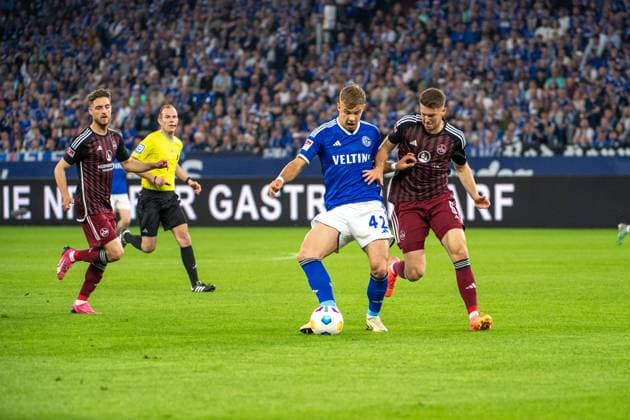 2. Fussball Bundesliga: FC Schalke 04 - 1. FC Nürnberg; 13.04.2024 Keke Topp (FC Schalke 04, 42) im Zweikampf mit Florian Flick (1. FC Nürnberg, 6); 2. Fussball Bundesliga. FC Schalke 04 - 1. FC Nürnberg, 29. Spieltag, am 13.04.2024, Veltins Arena, Gelsenkirchen. DFL REGULATIONS PROHIBIT ANY USE OF PHOTOGRAPHS AS IMAGE SEQUENCES AND OR QUASI-VIDEO.