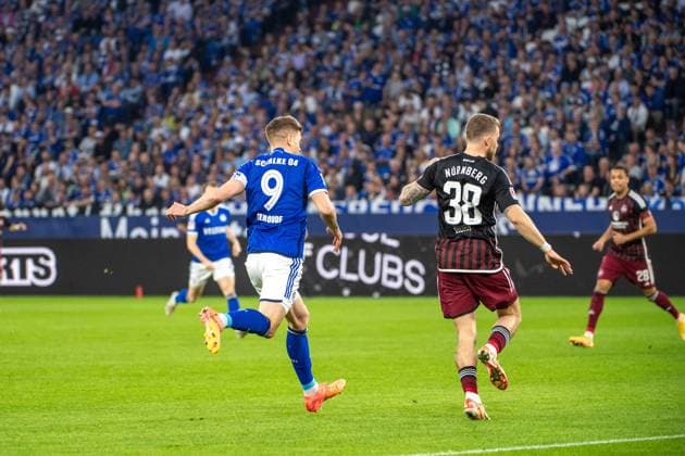 2. Fussball Bundesliga: FC Schalke 04 - 1. FC Nürnberg; 13.04.2024 Simon Terodde (FC Schalke 04, 9), Jannes Horn (1. FC Nürnberg, 38); 2. Fussball Bundesliga. FC Schalke 04 - 1. FC Nürnberg, 29. Spieltag, am 13.04.2024, Veltins Arena, Gelsenkirchen. DFL REGULATIONS PROHIBIT ANY USE OF PHOTOGRAPHS AS IMAGE SEQUENCES AND OR QUASI-VIDEO.