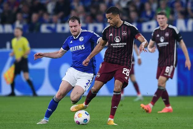 Fußball 2. Bundesliga 29. Spieltag FC Schalke 04 - 1. FC Nürnberg am 13.04.2024 in der Veltins Arena in Gelsenkirchen Thomas Ouwejan ( Schalke ), links - Jan Gyamerah ( Nürnberg ), rechts DFL regulations prohibit any use of photographs as image sequences and or quasi-video.