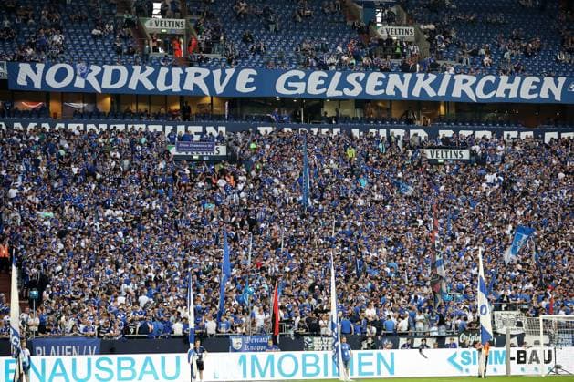 Fans des FC Schalke 04 beim Spiel der 2. BL (Saison 2023 24) FC Schalke 04 - 1. FC Nürnberg. Copyright: Thomas Pakusch