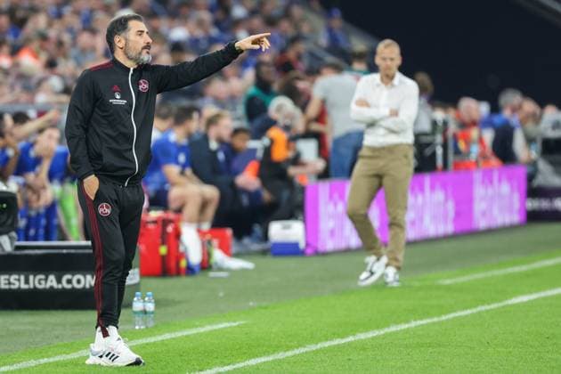 2. Bundesliga - FC Schalke 04 - 1. FC Nürnberg am 13.04.2024 in der Veltins-Arena auf Schalke Trainer Cristian Fiel (Nuernberg) gestikuliert